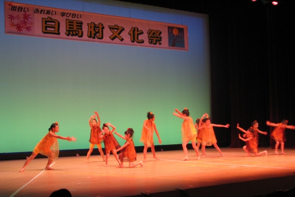 ステージ発表子供ダンス