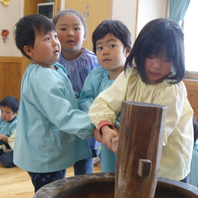 餅をつく園児