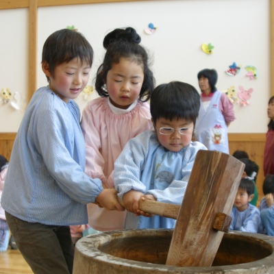 餅をつく園児