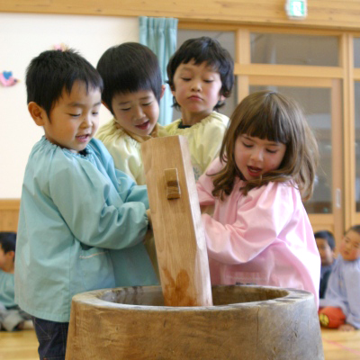 餅をつく園児