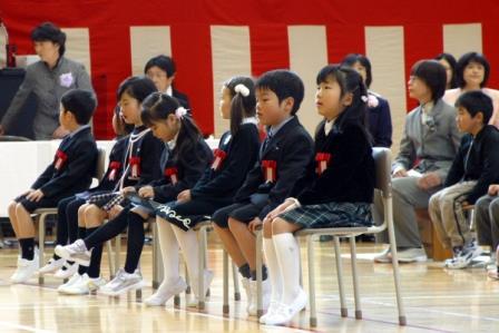 小学校入学生着座整列