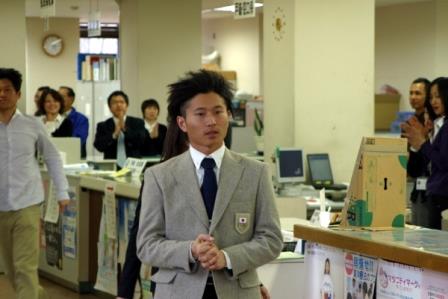 選手を出迎える職員