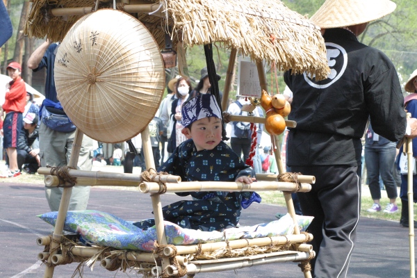 かごに乗る子供