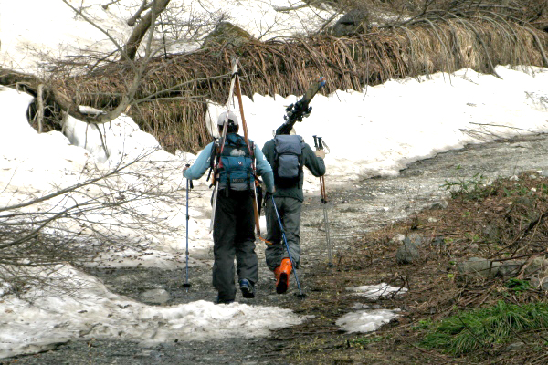 雪道の登山者