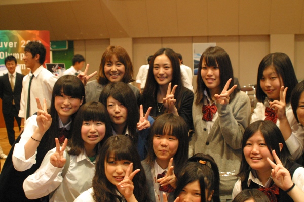 選手らピース記念写真