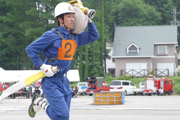 ホース担ぐ選手