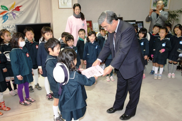 園児と村長