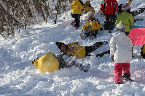 雪山転がる子供