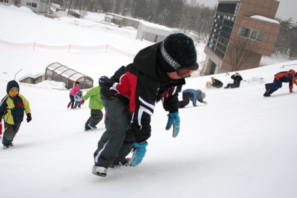 子供雪山登り