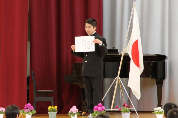 卒業証書持つ生徒