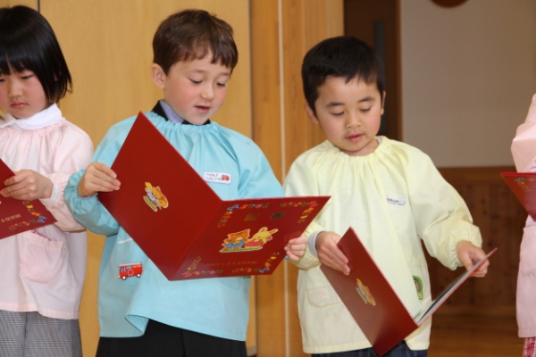 卒園証書を見る園児