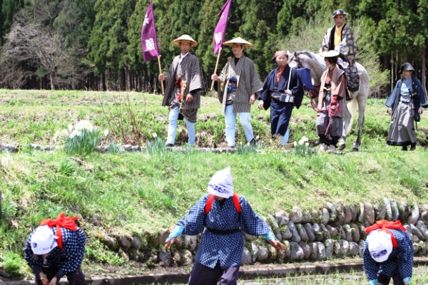 村長と五月女姿田植え