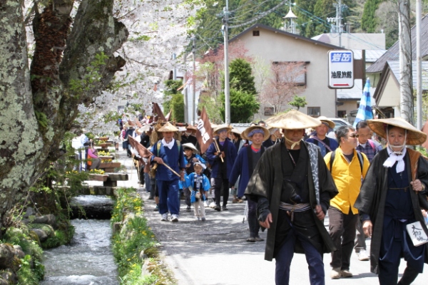 新田小川と仮装地区役員