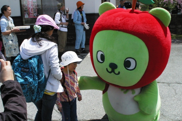 アルクマと子供ふれあい
