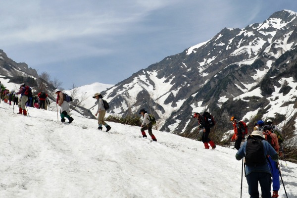 雪渓を登る登山者