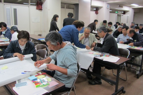 研修会参加者作業話し合い