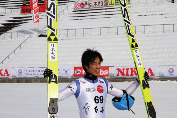 板を掲げる選手