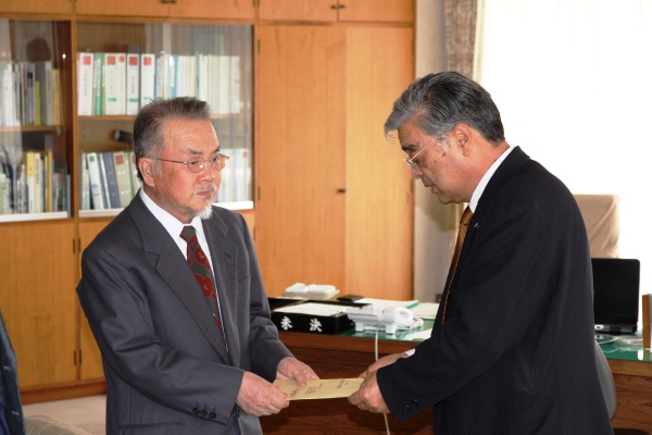 寄付受け取る村長
