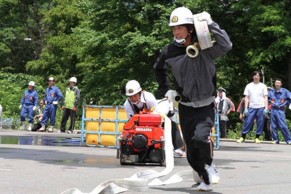 ホース担ぐ選手