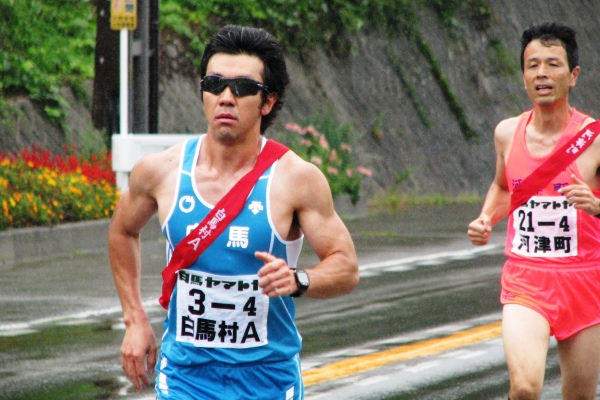 走る選手