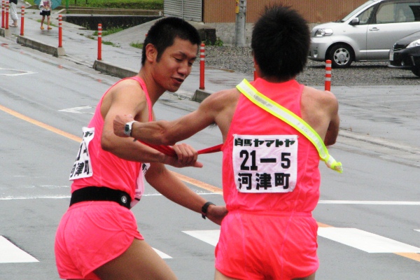 タスキつなぐ選手