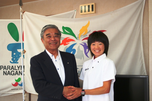 村長握手
