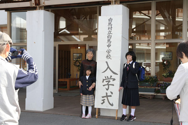 校門前で記念撮影