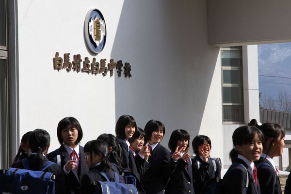 校門前で記念撮影