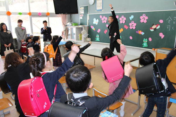 元気に手を挙げる児童ら