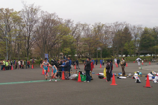 タスキをつなぐ選手