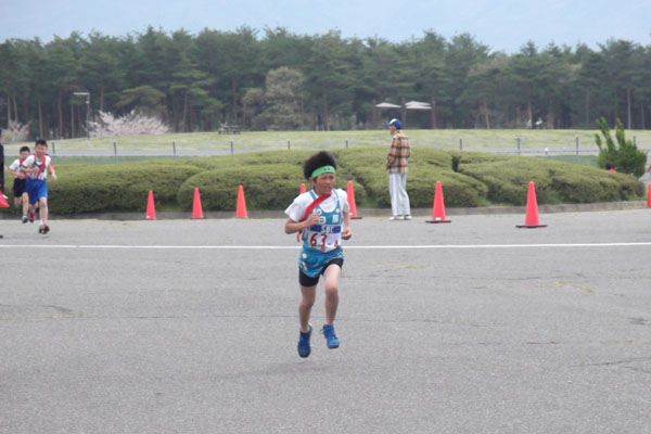 走るランナー
