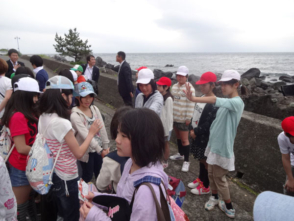 海遊びの児童ら