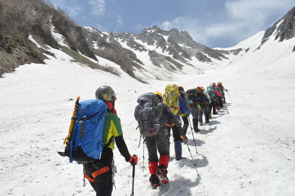 雪渓を登る登山者