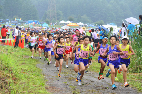 走る選手
