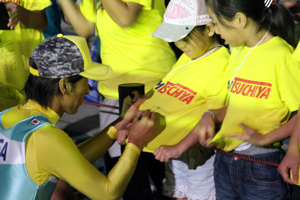 サインをする葛西選手