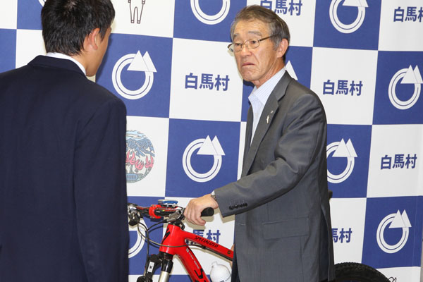 選手と村長談話