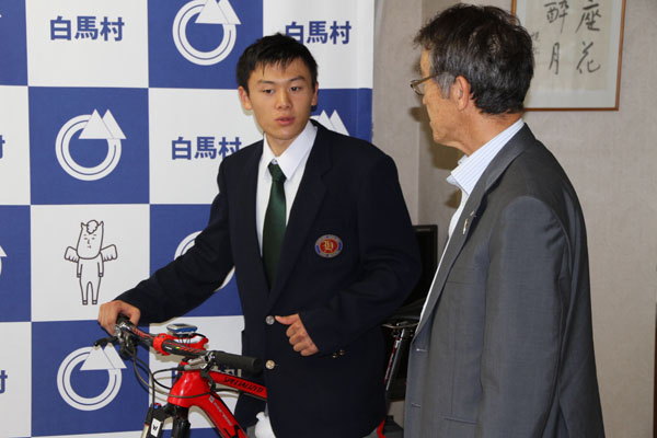 選手と村長談話