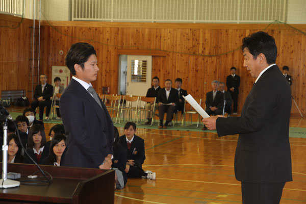 西選手辞令交付