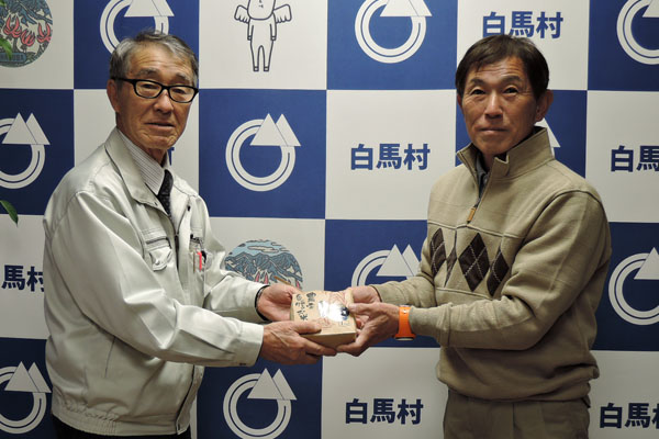 コメ受け取る村長