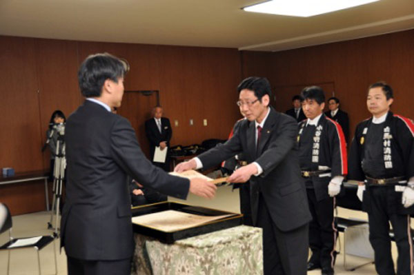 表彰状授与松倉氏
