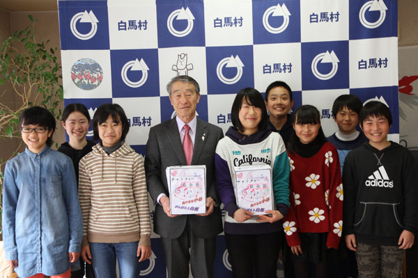 村長と児童ら記念写真