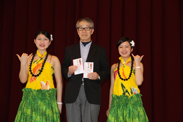 義援金を受け取る村長
