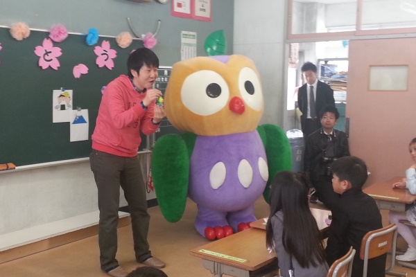 ろくちゃんとSBCの宮入千洋アナウンサー