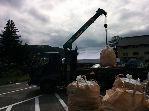 クレーンでの積み込み