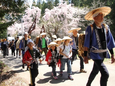 桜と仮装した子供