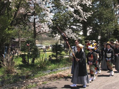 花嫁行列と桜
