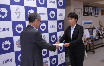 地域おこし協力隊員に辞令交付の村長