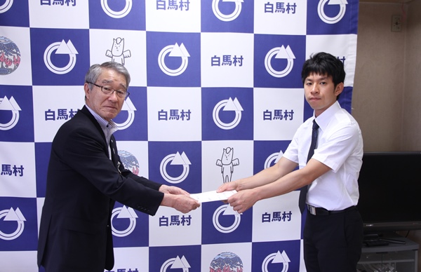辞令交付を受ける藤本副村長