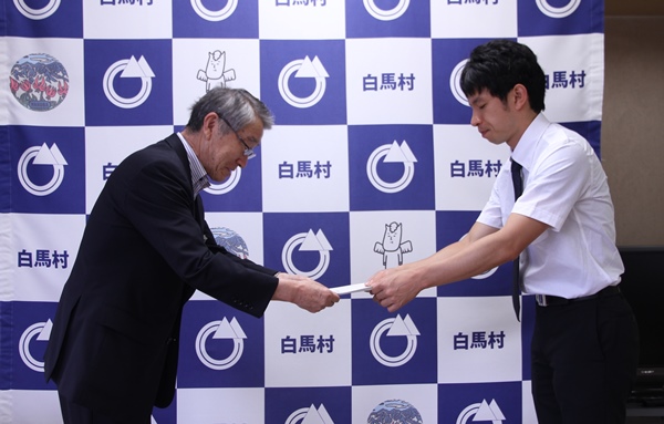 辞令交付を受ける藤本副村長
