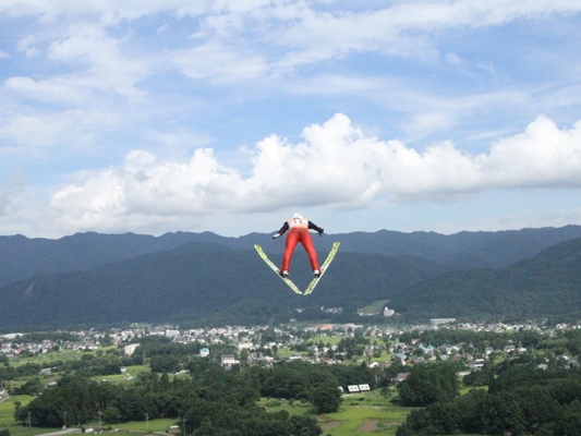 大空へ飛び立つ選手